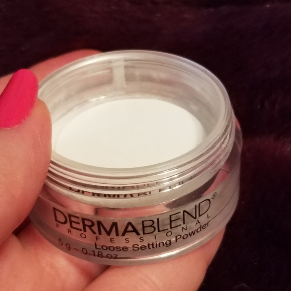 Dermablend Loose Setting Powder- Travel Size - Picture 3 of 5